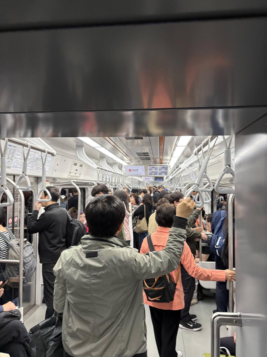 Die U-Bahn ist enorm lang und trotzdem immer voll.