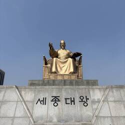 Königs-Statue auf dem riesigen Gwanghwamun-Platz.