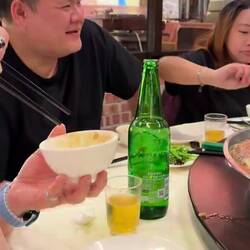 A video of all " à table."