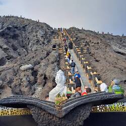 Die Treppe zum Kraterrand des Bromo