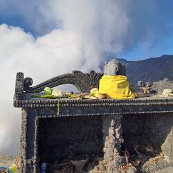 Die Tengger bringen dem Bromo Opfergaben