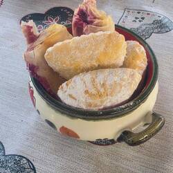 Selbst gemachte Süssigkeiten der Gastgeberein👌