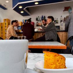 Die Bar. Und oft gibt es noch einen Kuchen zum Kaffee. Aus eine Art süße Tapas.