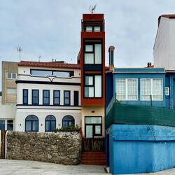 Nicht nur in Japan gibt es schmale Häuser.