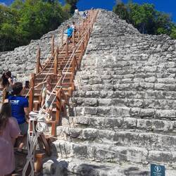 ...die Holztreppe passt zwar nicht zur Ruine, aber man kommt sicher rauf und runter...