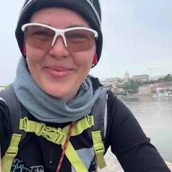 Man hört das Kopfsteinpflaster und das Fahrrad.