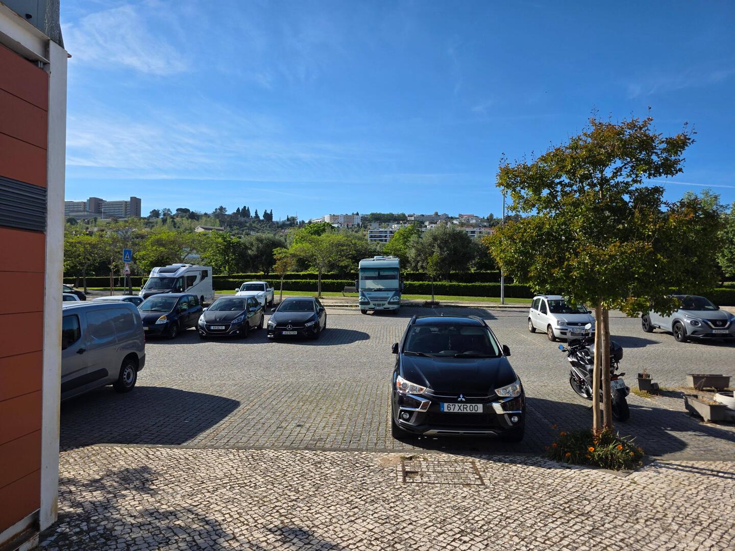 Nicht schön, aber Fluß und Park um mit den Bestien zu laufen und ein Restaurant gleich gegenüber.