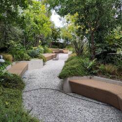 Ein schöner Gartwn auf einem Hochhaus