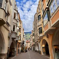 menschenleere Laubengänge