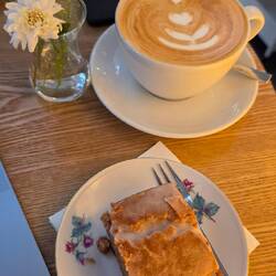 Zwischenkaffee und -kuchen.