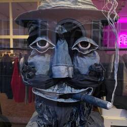 Stoffladen mit schöner Schaufenstergestaltung.