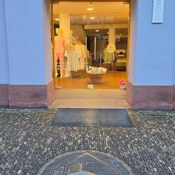 Vor vielen Läden die passenden Motive.