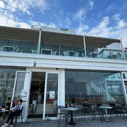 Hinterseite unseres Hotels direkt am Strand.