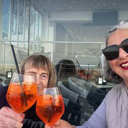 Hinter dem linken Glas das ist Eva 😂😘