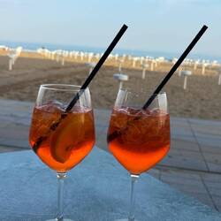 Eva und ich genießen köstlichen Aperol Spritz vor dem Abendessen. Was sonst!