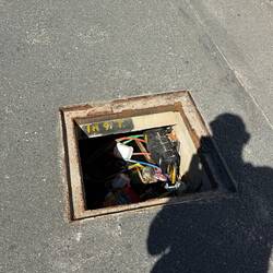 Bürgersteigfund. Einfach so. Der Deckel: vermisst. Watch your step...