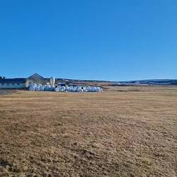La seule chose à 20 km à la ronde, cette ferme ici qui accueille les campeurs