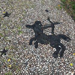 Die Wege mit Kiesel-Mosaiken angelegt