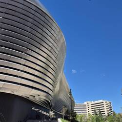 Spielstätte von Real Madrid mit interessanter Edelstahlfassade