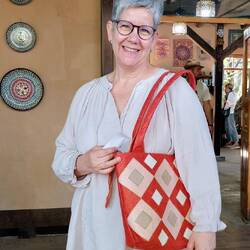 Maike mit der Papiertasche