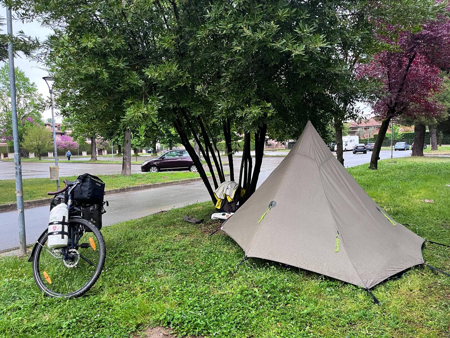 Le bivouac de Zevio au matin : et oui, on était tout proche du parking des résidents