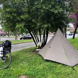 Le bivouac de Zevio au matin : et oui, on était tout proche du parking des résidents