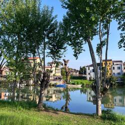 Arrivé à Padova le long des canaux