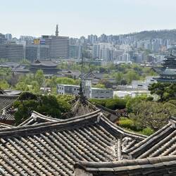 Herrliche Aussicht über die Hanok-Dächer, die Paläste und dsa moderne Seoul.