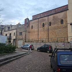 Geil wie die Kirche sich in die umliegenden Gebäude einfügt