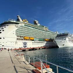 Neben uns ein Megaschiff, die"Mariner of the Seas"