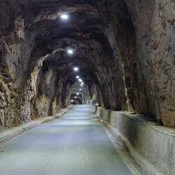 Interessanter Tunnel mit menschlicher Ampel.