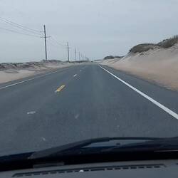 Dann wieder Dünen. Hier mit leichten Sandverwehungen.