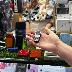 Es gibt alles: Nicht nur das (wohl) kleinste Handy der Welt konnte man in dieser Mall kaufen 😄