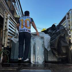 Die größten Eiswürfel die wir jemals gesehen haben, damit die Wasserschlacht auch erfrischt 🥶