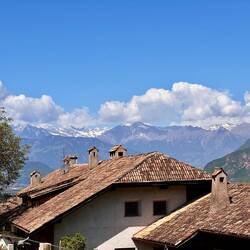 die Berggipfel sind teilweise noch schneebedeckt