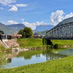 an der Etsch-Fahrradbrücke startet die Radpiste nach Kaltern