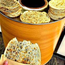Kräuterbrot, welches an der Innenwand einer Tonne gebacken wird.