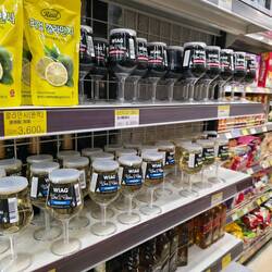 Fertig abgepackter Wein. Aber warum ungekühlt?