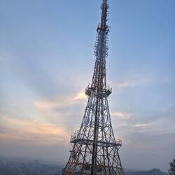 Daneben der Eiffelturm