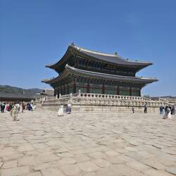 Wer traditionell gekleidet ist kommt kostenlos rein