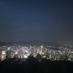 Viele bunte Lichter. Oder auch: so viel Lichtverschmutzung...