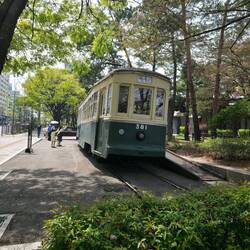 Antike Straßenbahn. Ungenutzt, weil es Autos und Busse gibt...