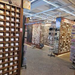 ....in einem Laden voller schnickschnack