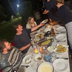 Leider müssen wir armen, armen Kinder Reste essen. Der Marmortisch biegt sich fast durch😂