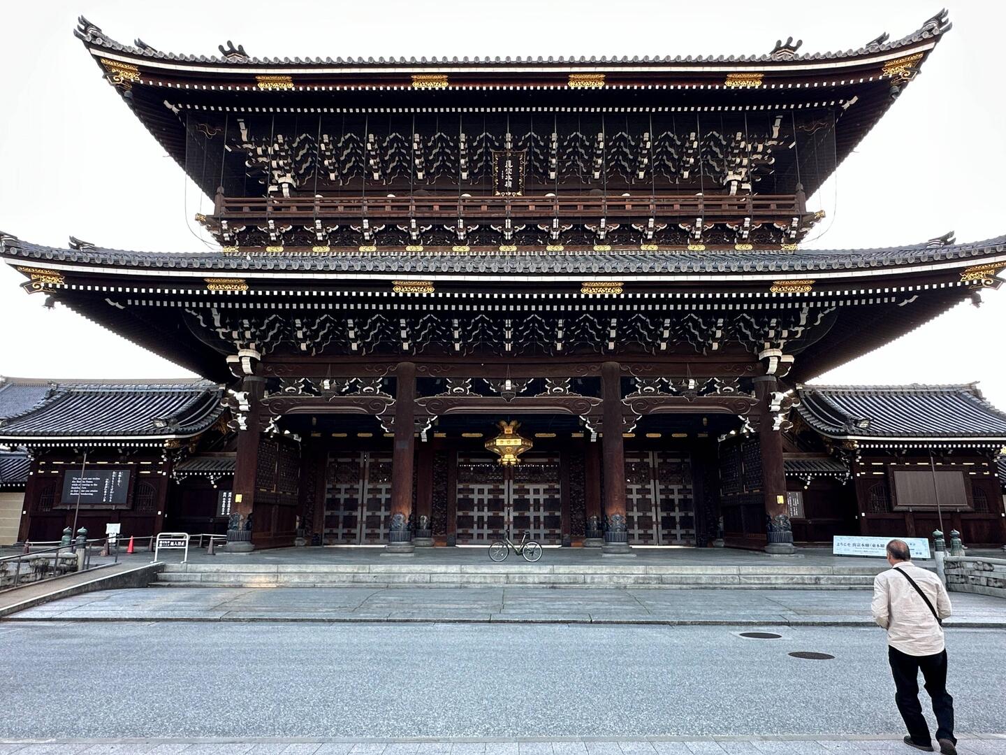 Mein Fahrrad vorm Eingangstor vom Higashi