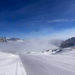 Mittelbergbahn im Hintergrund