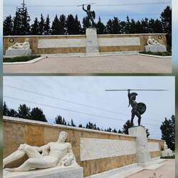 Leonidas Denkmal, erinnert an die damalige Schlacht.