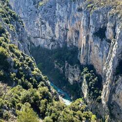 Gegenüber verläuft die D71