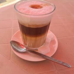 Perfekter Latte Macchiato im Café de Moulin
