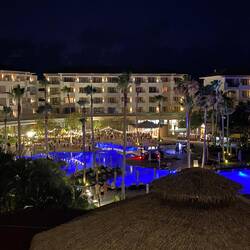 Blick vom Hotel zur Poollandschaft